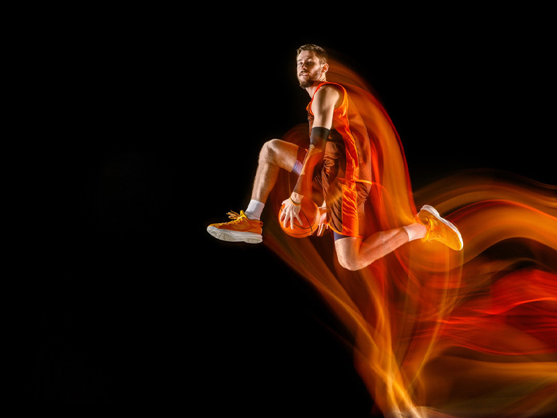 球迷拍到三上悠亚在宝岛联赛场边观战，看得很认真啊！😙